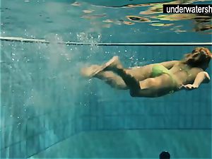 2 stunning amateurs demonstrating their bodies off under water